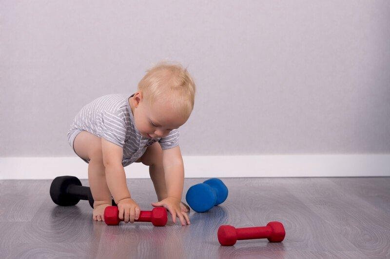Bố mẹ nên cho trẻ vận động với các bài tập đơn giản